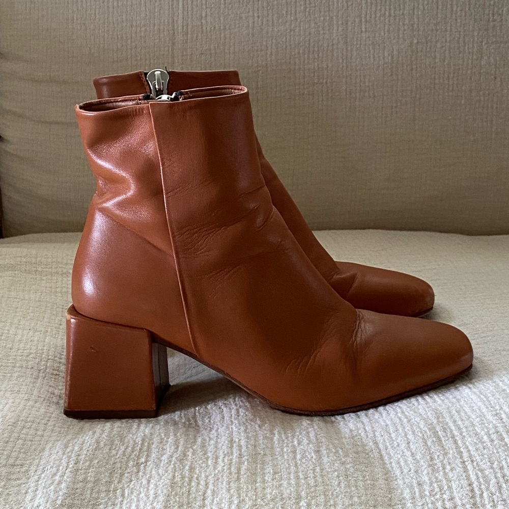 LOQ Lazaro boot in a rich camel tan.